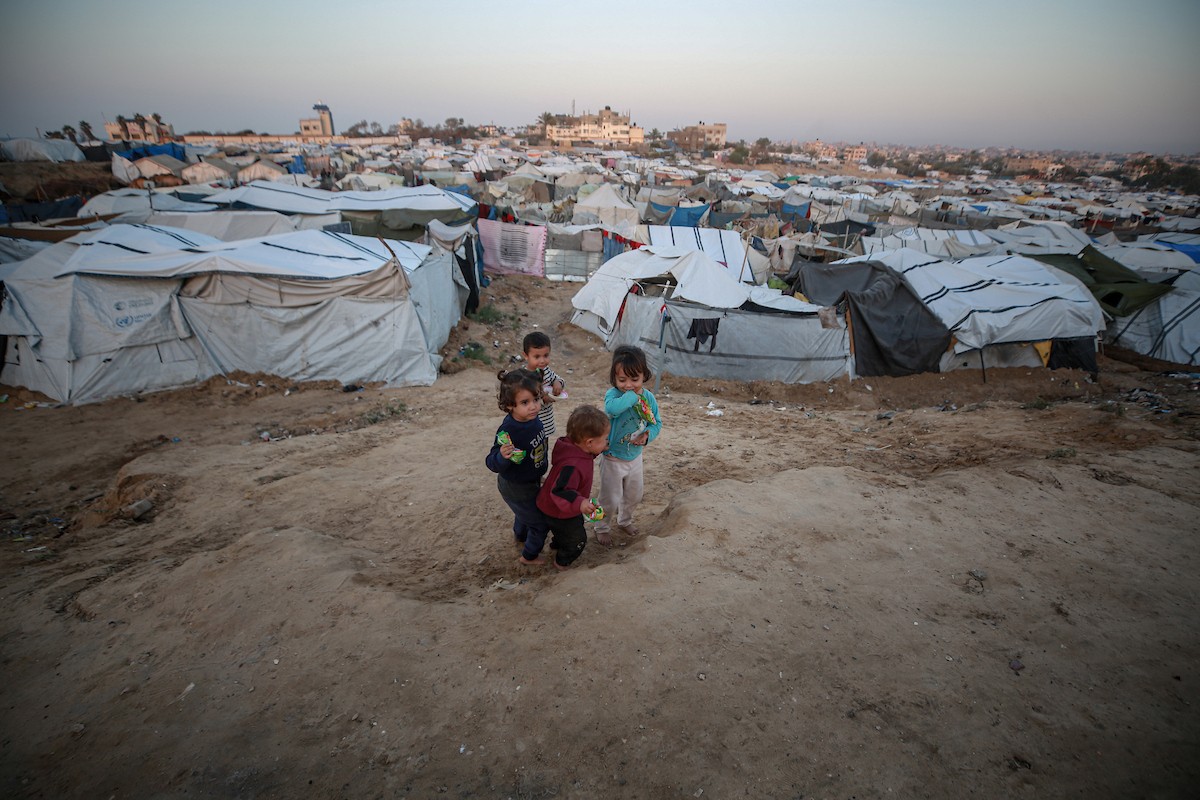 منظر عام للمنطقة حيث تواجه الأسر الفلسطينية النازحة التي تعيش في خيام مؤقتة بالقرب من مدينة الزوايدة في وسط قطاع غزة