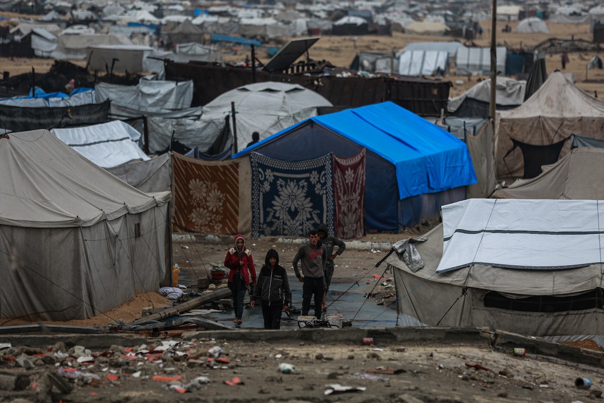 منظر لخيام النازحين في ميناء غزة بعد أن غمرتها مياه الأمطار، مخلفةً بركًا من الماء والطين في أنحاء مدينة غزة، 14 نوفمبر/تشرين الثاني 2025