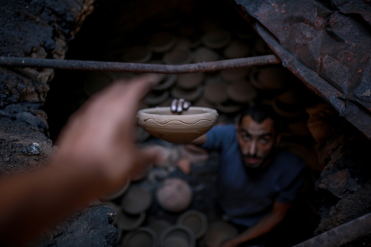 يعمل حرفيو الفخار الفلسطينيون في ورشتهم الصغيرة، حيث يُنتجون أدوات منزلية وأدوات مائدة باستخدام (28).jpg