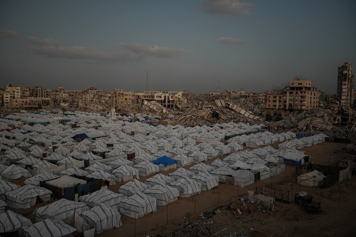 خيام النزوح المنتشرة وسط الدمار في شمال مدينة غزة في 30 نوفمبر/تشرين الثاني 2025