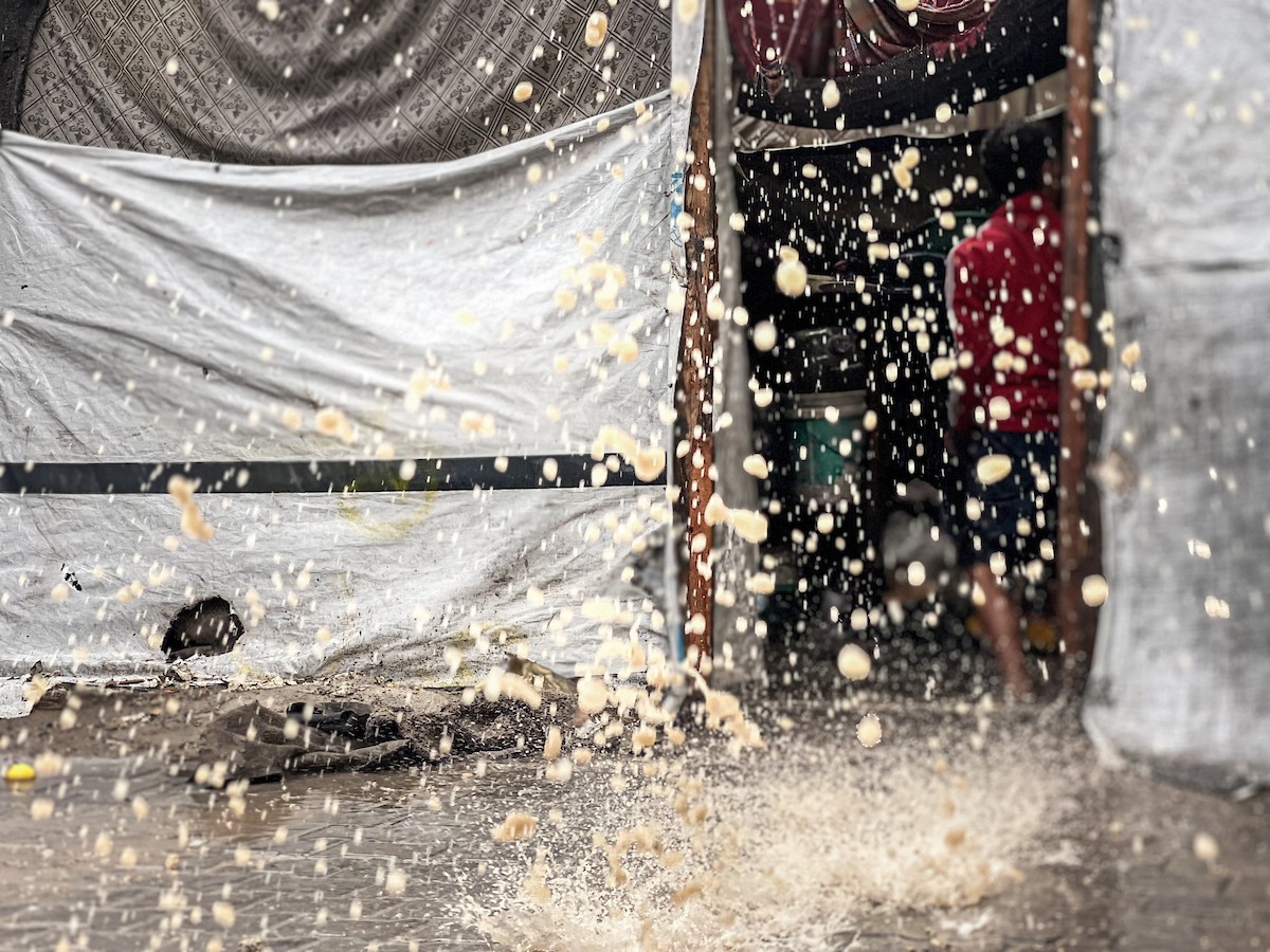 أغرقت الأمطار الغزيرة العديد من خيام النازحين الفلسطينيين في مخيم النصيرات، وسط قطاع غزة (14).jpg