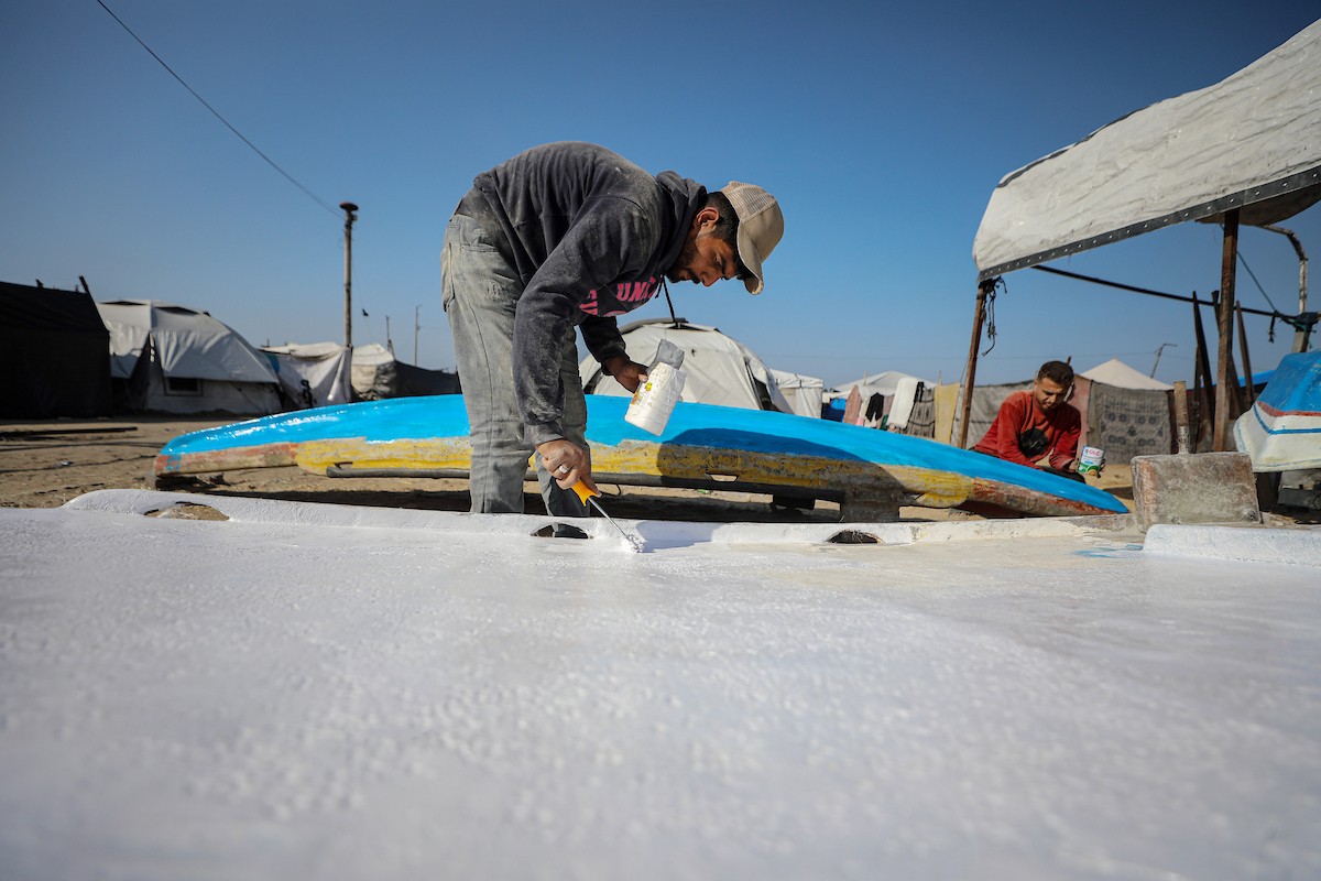 حرفيون يُصلحون قوارب الصيد في ورشة بميناء غزة البحري (2).jpg