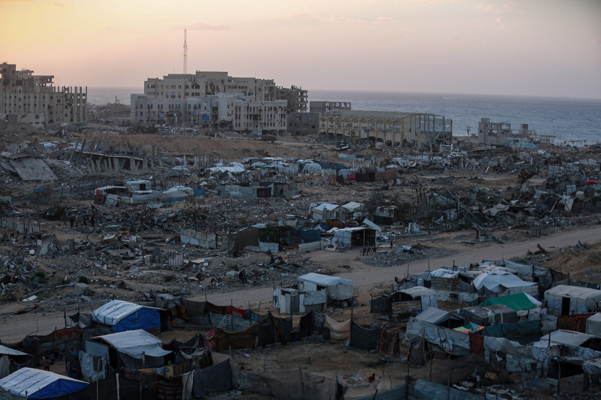 خيام النزوح المنتشرة وسط الدمار في شمال مدينة غزة في 30 نوفمبر/تشرين الثاني 2025