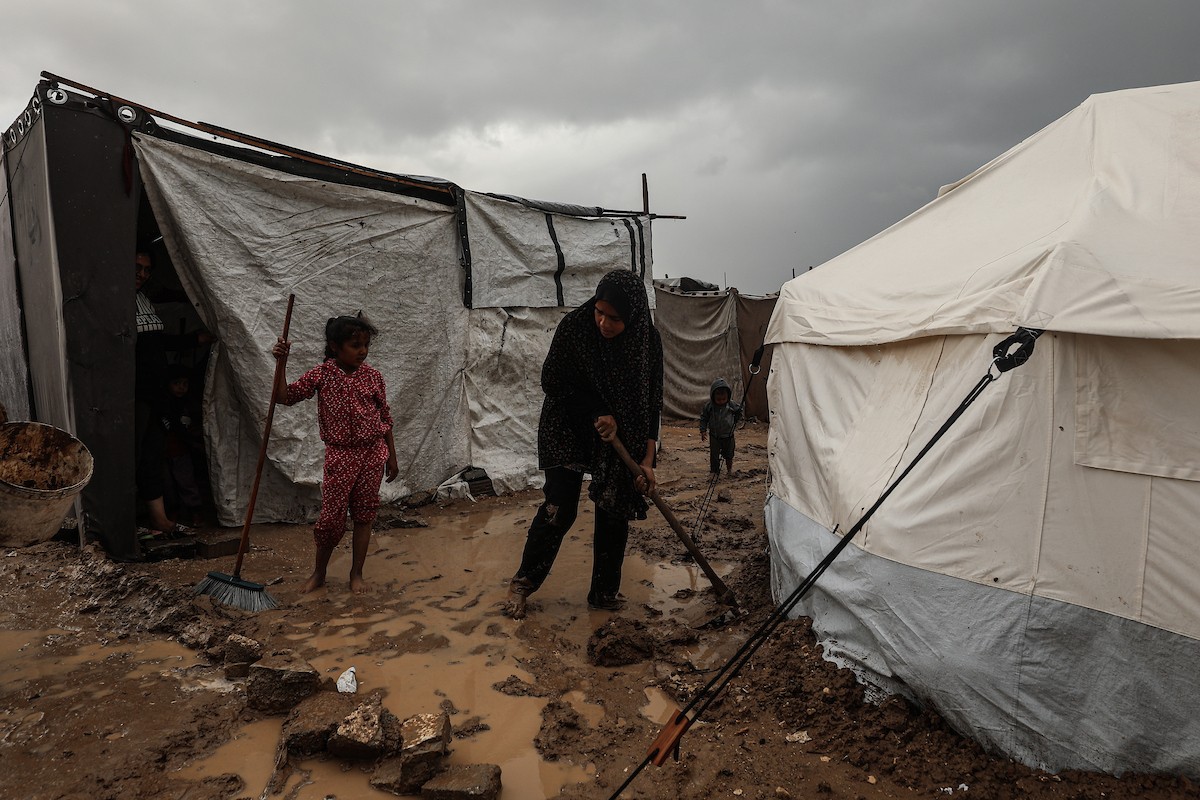 أغرقت الأمطار الغزيرة العديد من خيام النازحين الفلسطينيين في مخيم البريج، وسط قطاع غزة، في 25 نوفمبرتشرين ا (10).jpg