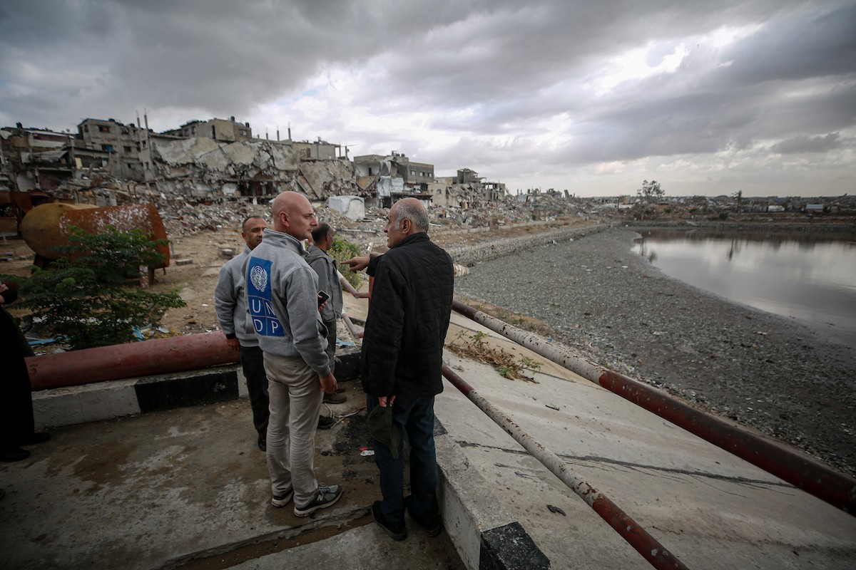 وفد من الأمم المتحدة يتفقد حوض تجميع مياه الصرف الصحي في حي الشيخ رضوان
