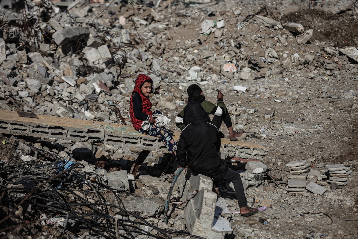 يبحث أطفال فلسطينيون في مخيم المغازي للاجئين يوميًا بين الأنقاض والقمامة عن بقايا الطعام وقطع الكرتون والبلاستيك والخشب لمساعدة عائلاتهم في الطهي في ظل انقطاع غاز الطهي عن غزة لفترة طويلة بسبب الحرب (11).jpg