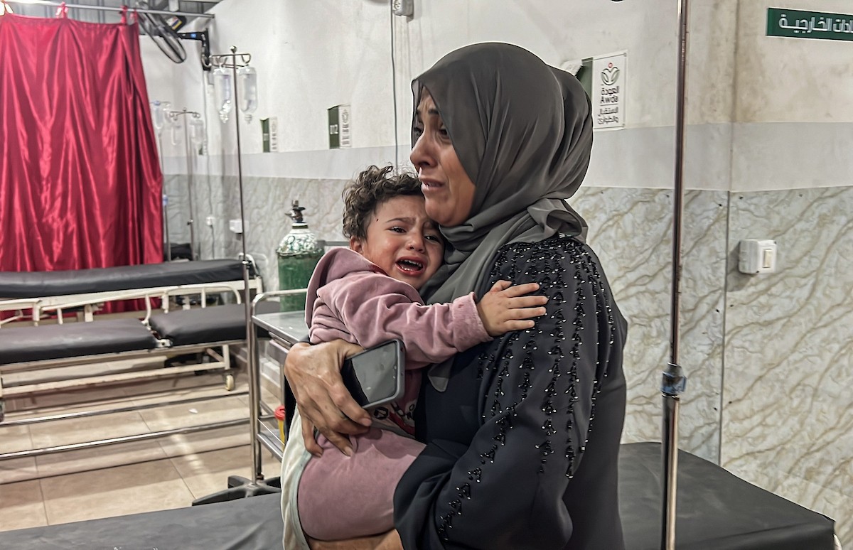 يتم نقل الجرحى الفلسطينيين بمن فيهم الأطفال إلى المستشفيات لتلقي العلاج بعد أن شن جيش الاحتلال الإسرائيلي هجمات على عدة مناطق في قطاع غزة على الرغم من وقف إطلاق النار، مستهدفًا مبنى تابعًا لعائلة أبو شاويش في مخيم ا (4).jpg