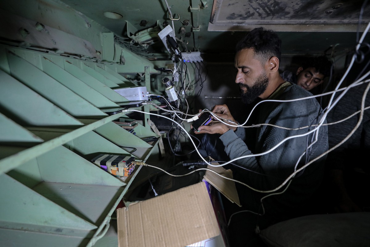 الشاب الفلسطيني يحيى خزيق من سكان غزة، يُعيد استخدام مدرعة إسرائيلية مهجورة (4).jpg