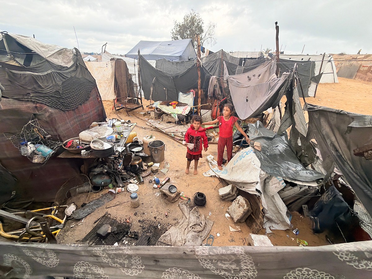 أغرقت الأمطار الغزيرة العديد من خيام النازحين الفلسطينيين في خان يونس، جنوب قطاع غزة، في 25 نوفمبرتشرين الثان (9).jpg