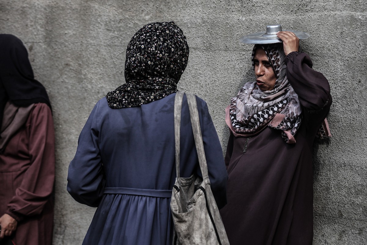 طوابير طويلة للحصول على وجبات ساخنة توزعها جمعيات خيرية في مخيم النصيرات (6).jpg