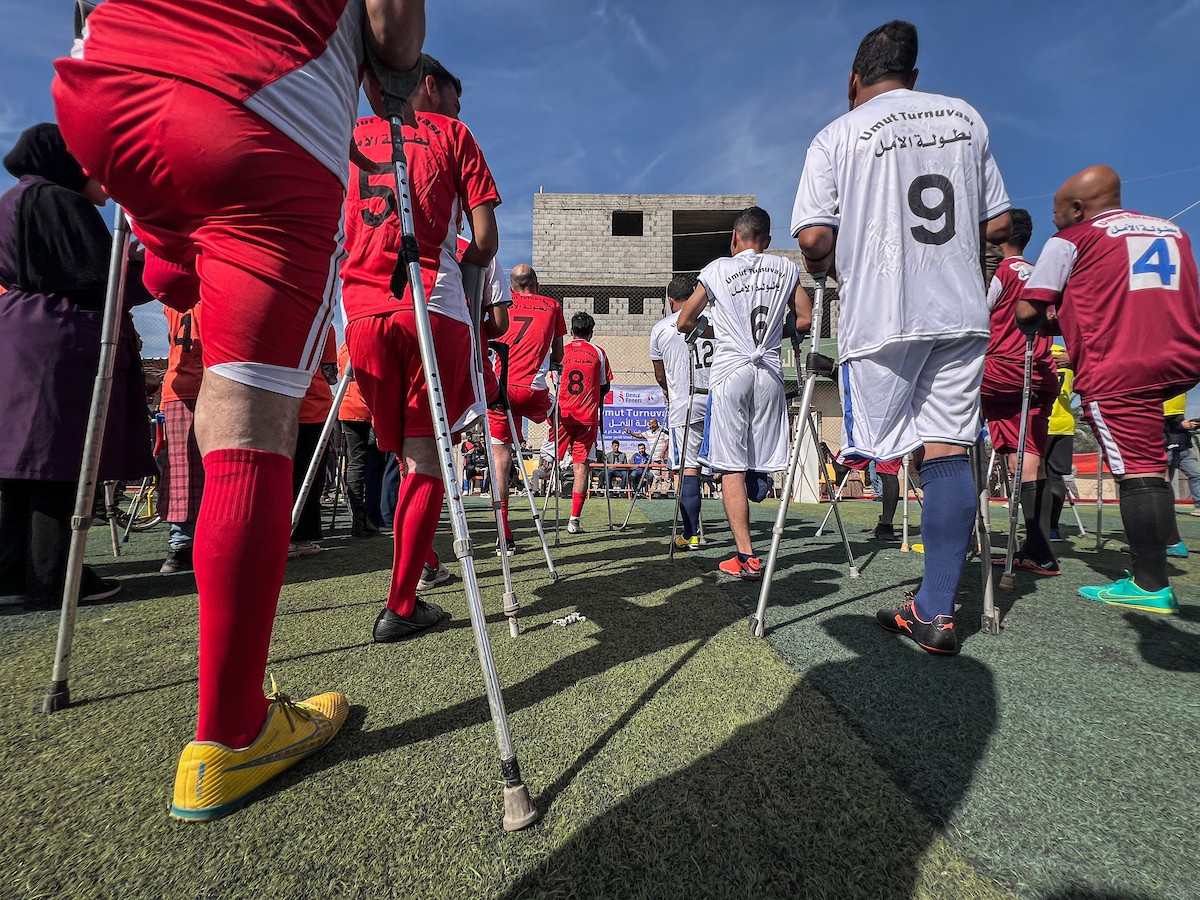 رياضيون فلسطينيون مبتورو الأطراف ضمن فعاليات بطولة الأمل لكرة القدم التي نظمتها جمعية د (19).jpg