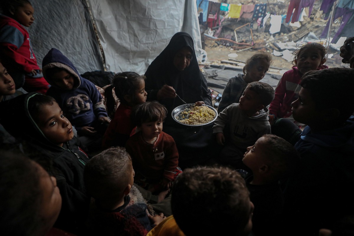 مسنان يعتنيان بـ 36 حفيدًا بعد أن فقدا خمسة من أبنائهما خلال الحرب الإسرائيلية على قطاع غزة (16).jpg