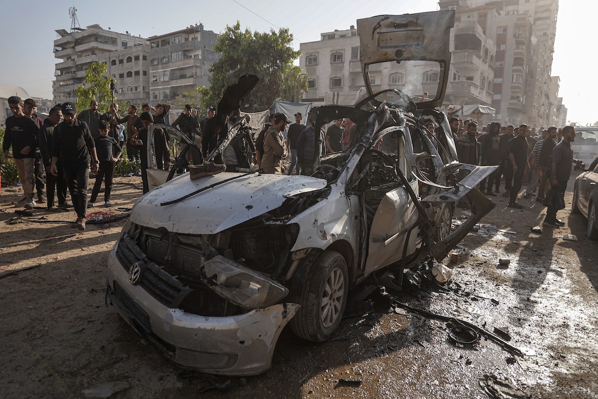 فلسطينيون وفرق الدفاع المدني ينتشلون ضحايا سقطوا في غارات جو (25).jpg