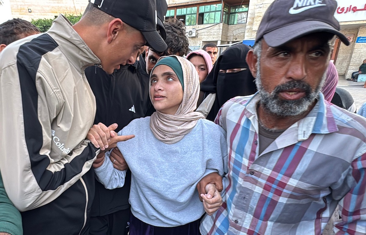 الأسيرة والممرضة الفلسطينية المحررة تسنيم الحمص تصل إلى مستشفى شهداء الأقصى في دير البلح بعد إطلاق سراحها من سجون الاحتلال (9).jpg