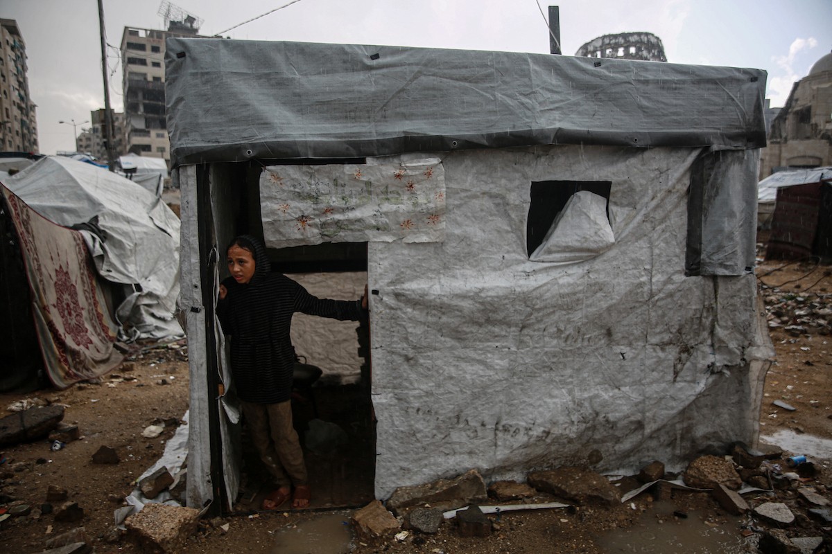 منظر لخيام النازحين في ميناء غزة بعد أن غمرتها مياه الأمطار، مخلفةً بركًا من الماء والطين في أنحاء مدينة غزة، 14 نوفمبر/تشرين الثاني 2025