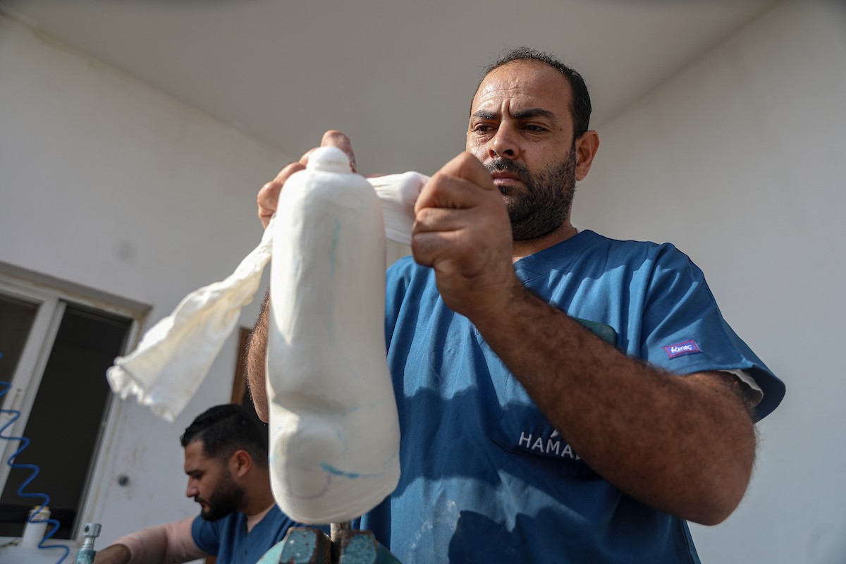 فلسطينيون، بينهم أطفال، يتلقون جلسات تأهيل باستخدام أطراف صناعية في مستشفى حمد للتأهيل بمنطقة (12).jpg