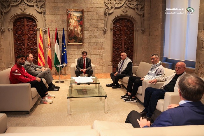 رئيس إقليم كتالونيا يستقبل وفدا من بعثة المنتخب الوطني برئاسة الفريق الرجوب 1.jpeg