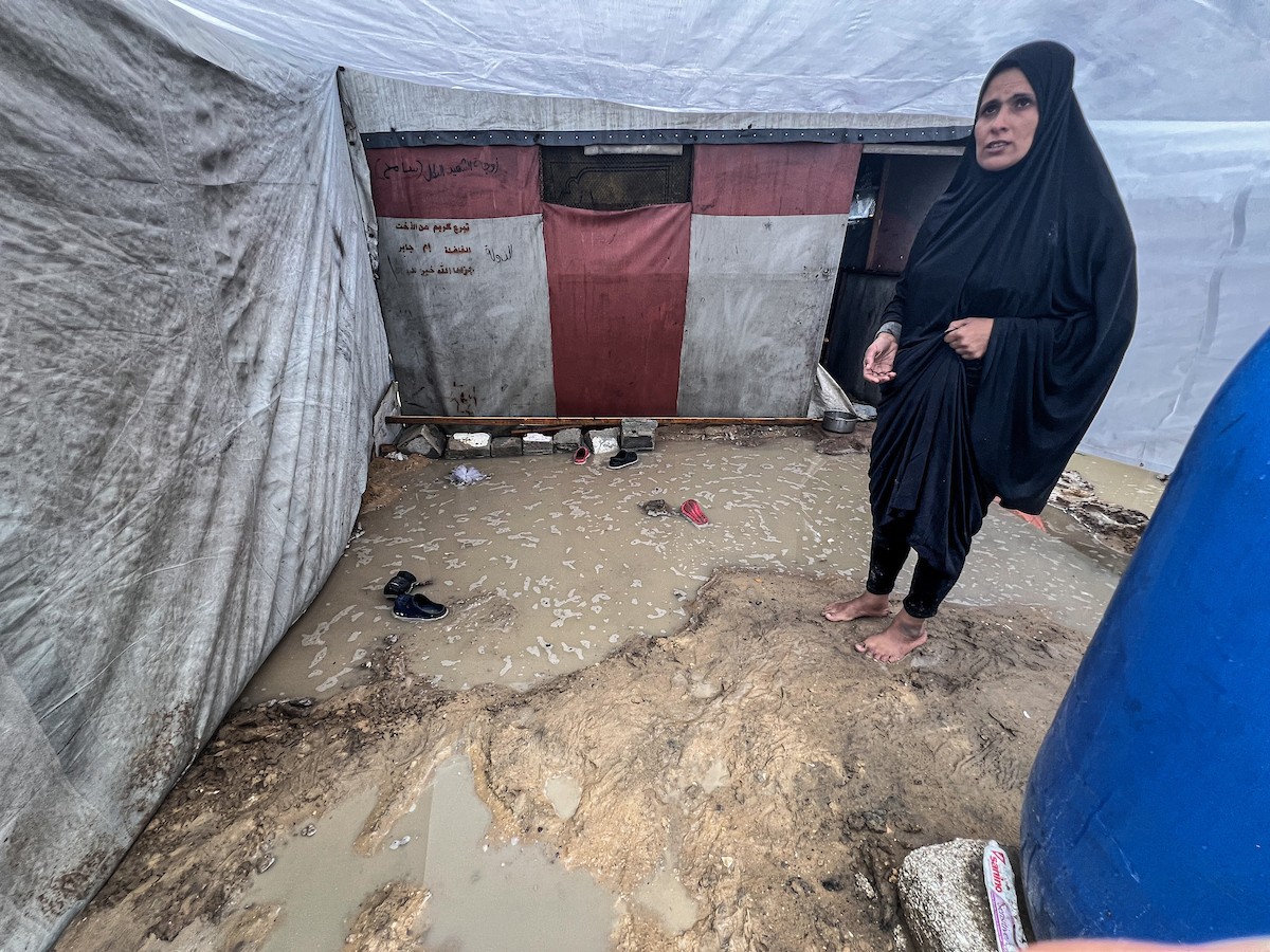 أغرقت الأمطار الغزيرة العديد من خيام النازحين الفلسطينيين في مخيم النصيرات، وسط قطاع غزة (8).jpg