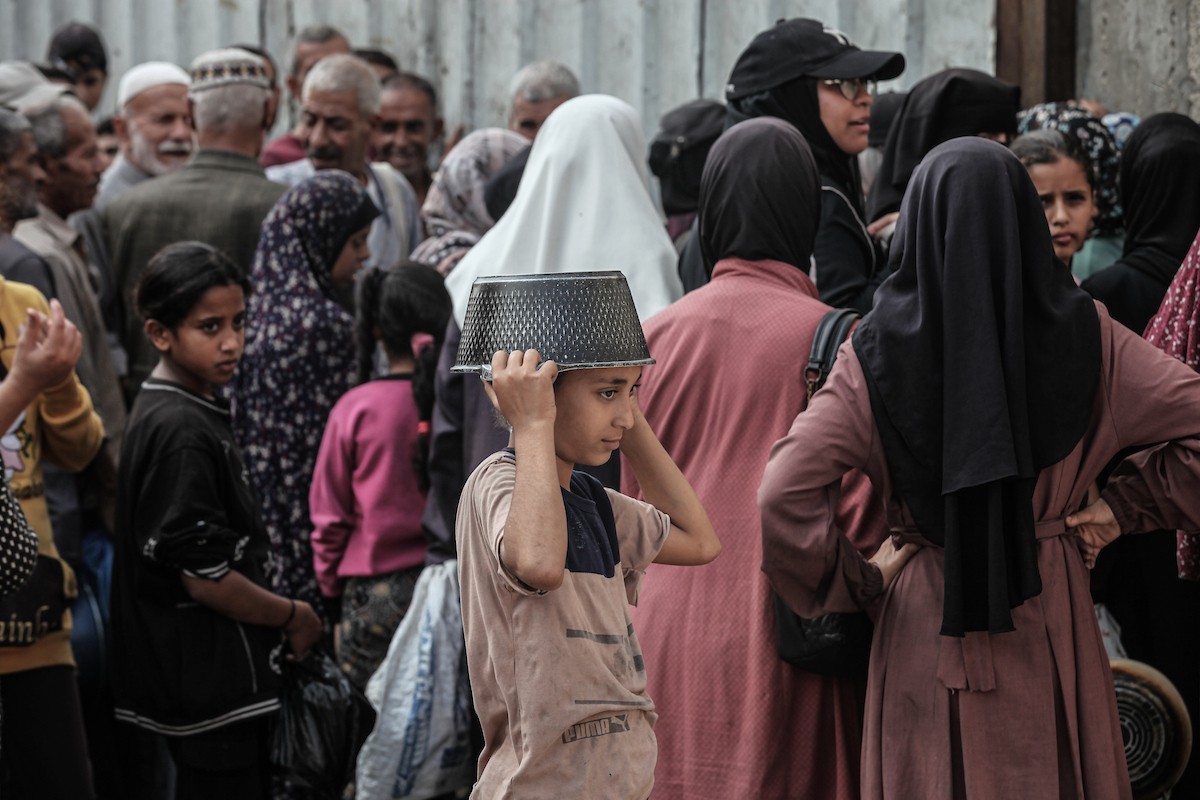 طوابير طويلة للحصول على وجبات ساخنة توزعها جمعيات خيرية في مخيم النصيرات (10).jpg