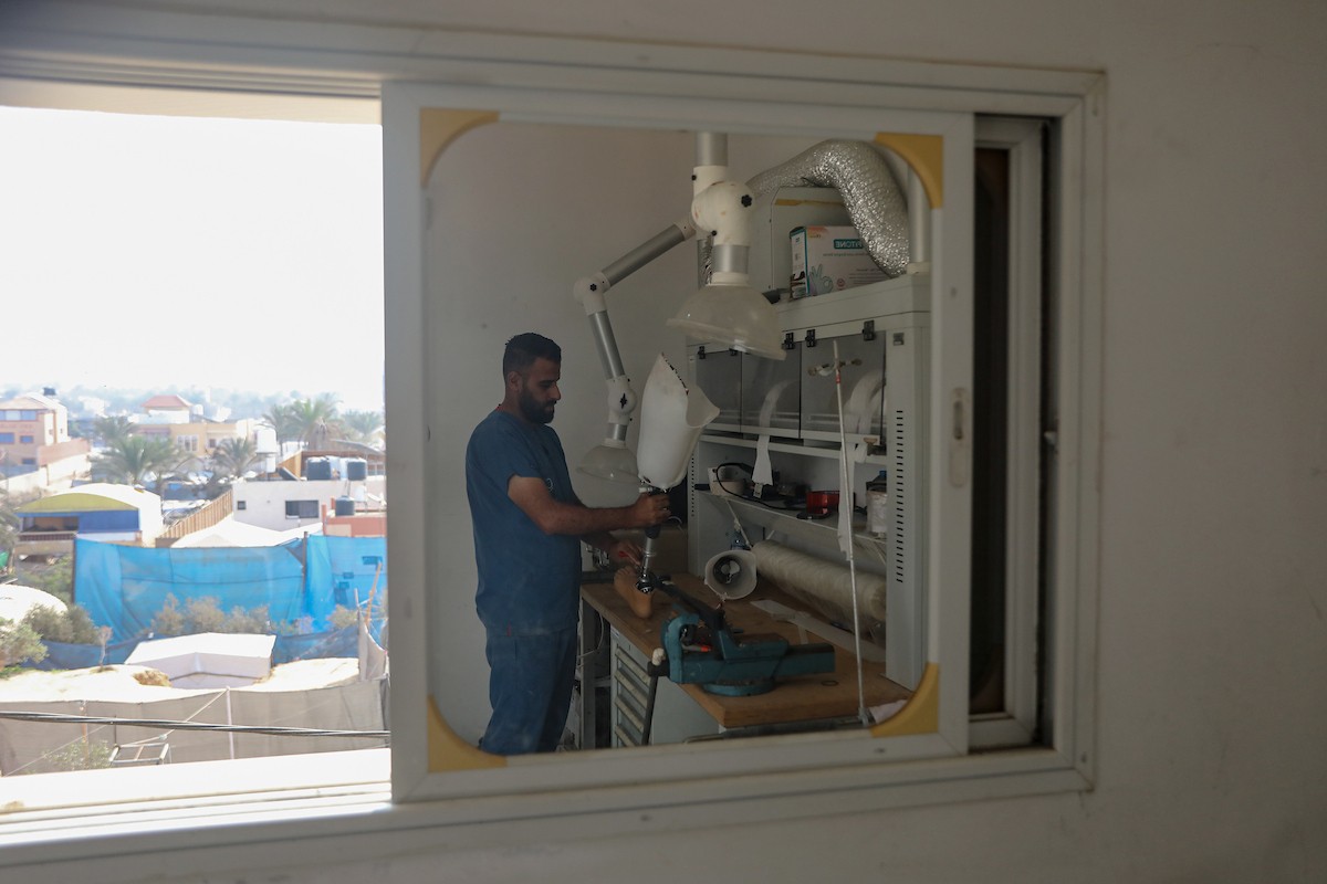 فلسطينيون، بينهم أطفال، يتلقون جلسات تأهيل باستخدام أطراف صناعية في مستشفى حمد للتأهيل بمنطقة (16).jpg