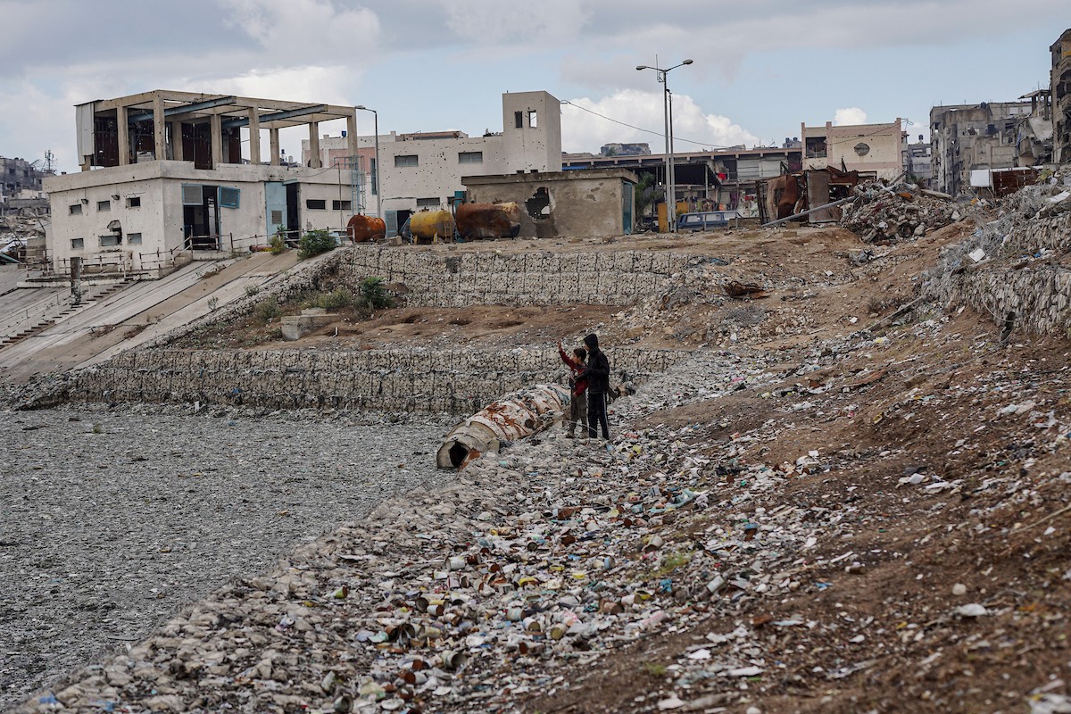وفد من الأمم المتحدة يتفقد حوض تجميع مياه الصرف الصحي في حي الشيخ رضوان بمدينة غزة (8).jpg