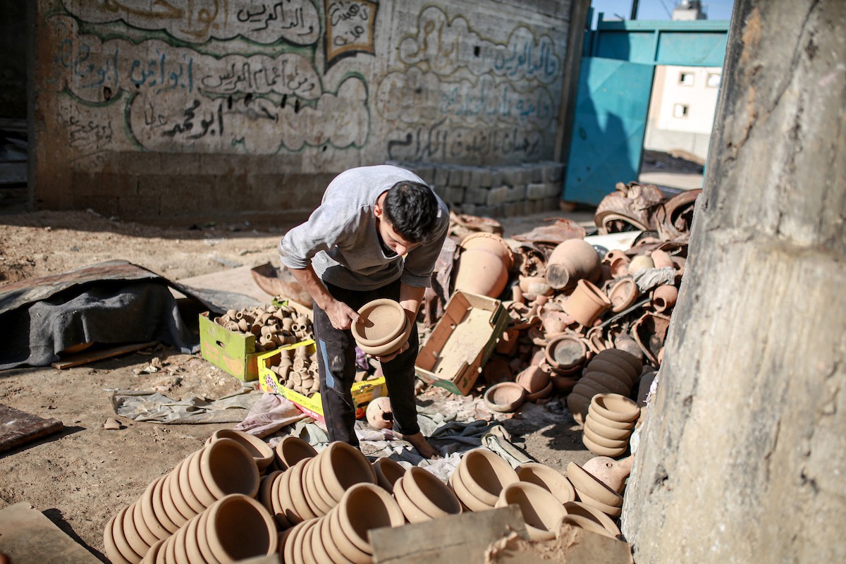 يعمل حرفيو الفخار الفلسطينيون في ورشتهم الصغيرة، حيث يُنتجون أدوات منزلية وأدوات مائدة باستخدام (4).jpg