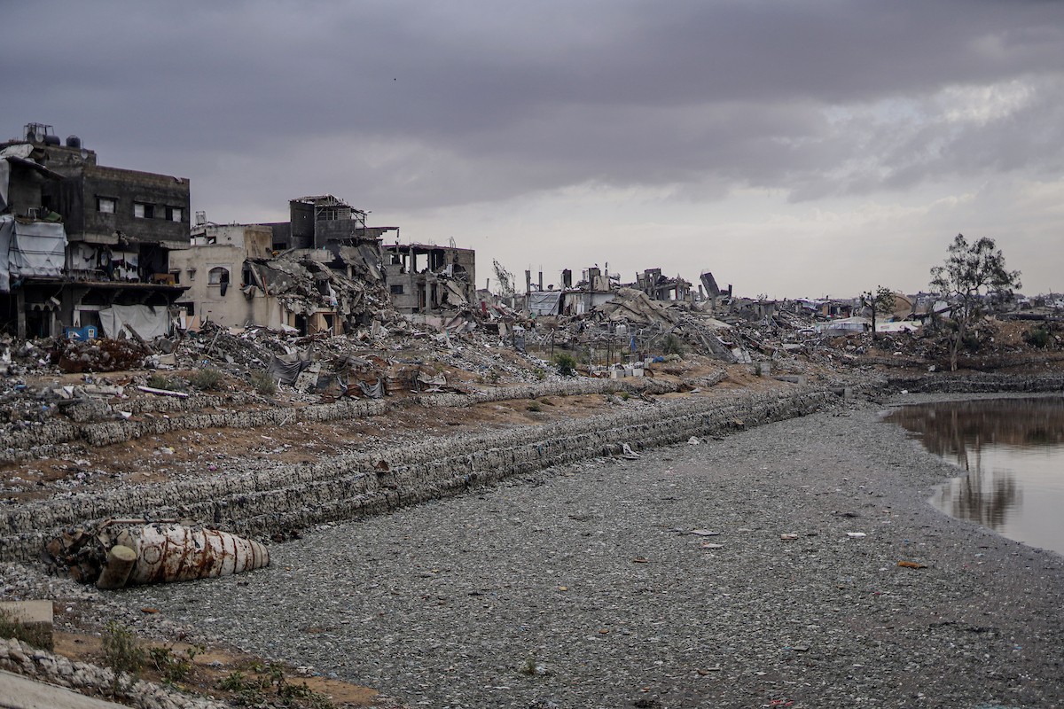 وفد من الأمم المتحدة يتفقد حوض تجميع مياه الصرف الصحي في حي الشيخ رضوان بمدينة غزة (12).jpg