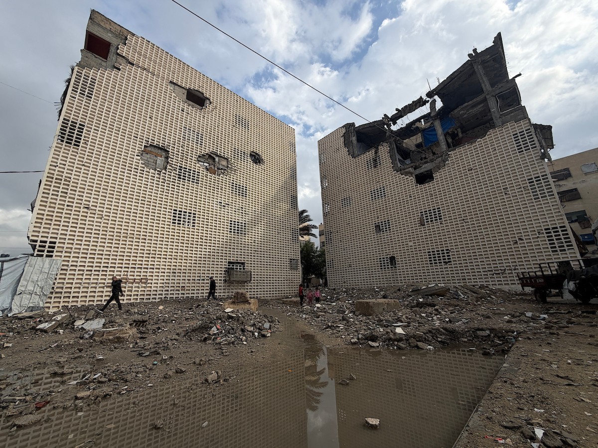 أغرقت الأمطار الغزيرة العديد من خيام النازحين الفلسطينيين في خان يونس، جنوب قطاع غزة، في 25 نوفمبرتشرين الثان (11).jpg