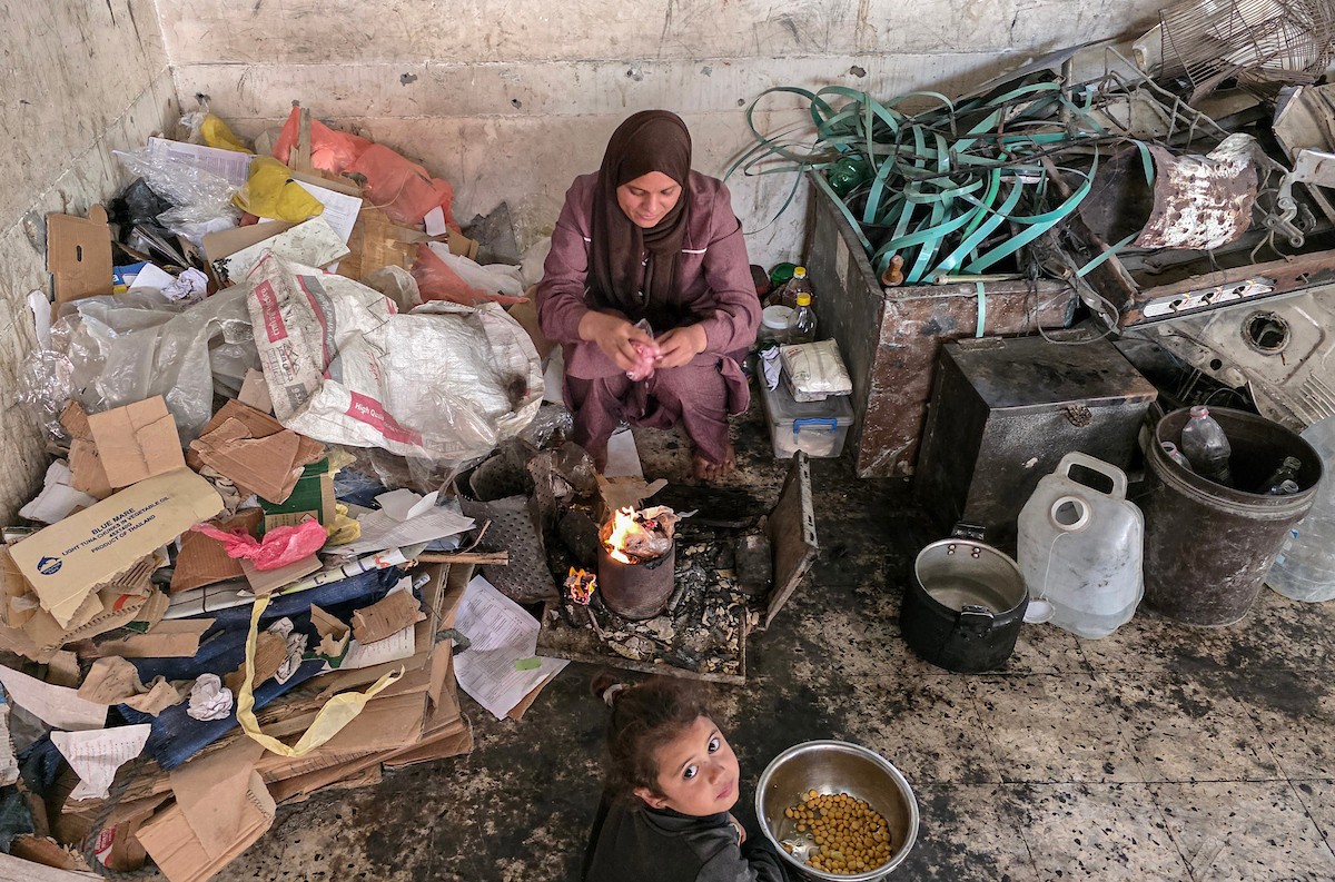 امرأة فلسطينية تأوي مع أطفالها داخل مدرسة مدمرة قرب خط التماس الخط الأصفر شرق خان يونس (10).jpg