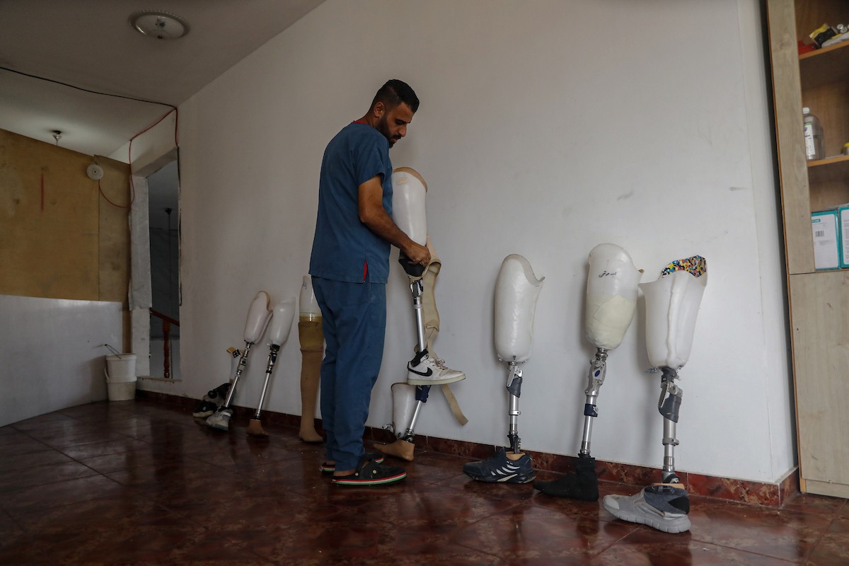 فلسطينيون، بينهم أطفال، يتلقون جلسات تأهيل باستخدام أطراف صناعية في مستشفى حمد للتأهيل بمنطقة (21).jpg