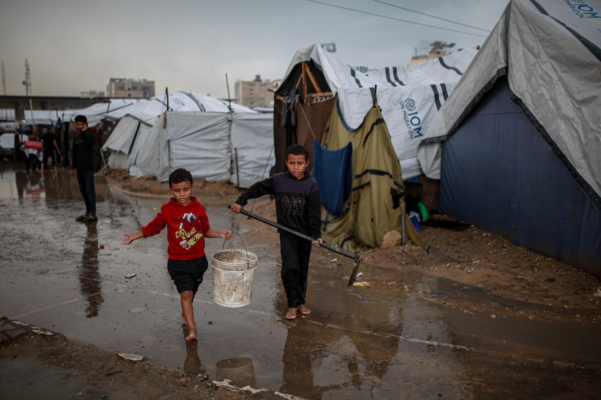 يعاني الفلسطينيون الذين دمرت منازلهم جراء الهجمات الإسرائيلية من سوء.jpg