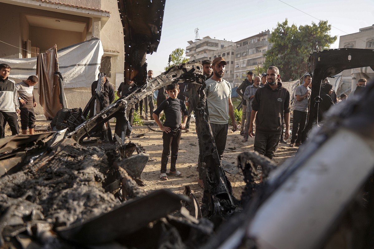 فلسطينيون وفرق الدفاع المدني ينتشلون ضحايا سقطوا في غارات جو (22).jpg