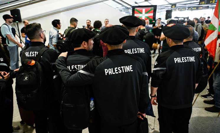 لحظة وصول أعضاء المنتخب الوطني الفلسطيني إلى مطار بلباو