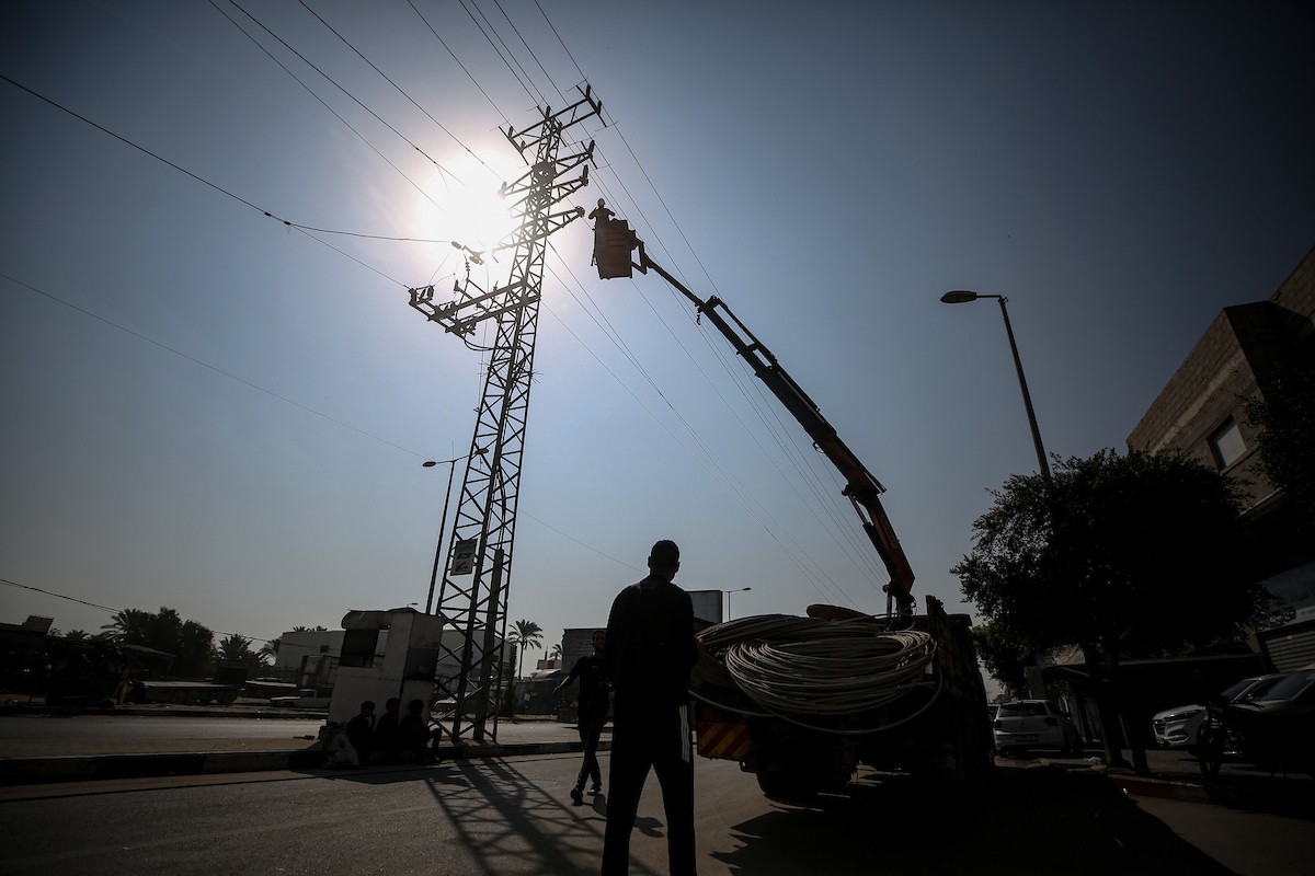 فرق من شركة الكهرباء تبدأ أعمال الصيانة والإصلاح لخطوط الكهرباء المتضررة في دير البلح وسط قطاع غزة (7).jpg