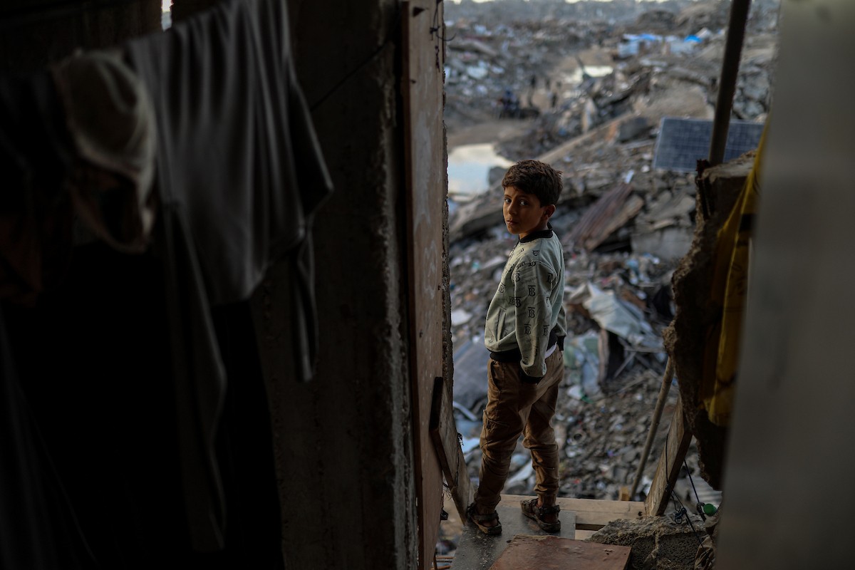 عائلة محمد حلاوة الفلسطينية تستأنف حياتها وسط ركام منزلها المدمر في جباليا (12).jpg