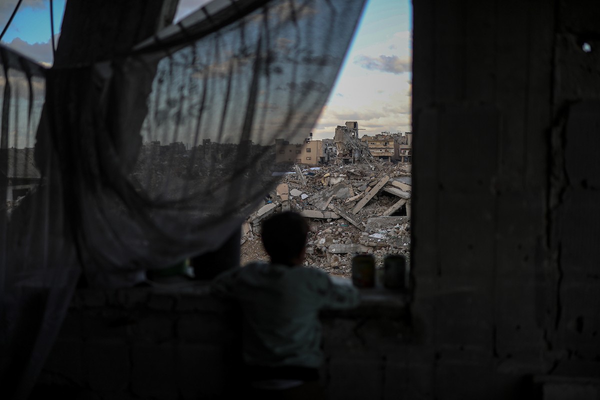 عائلة محمد حلاوة الفلسطينية تستأنف حياتها وسط ركام منزلها المدمر في جباليا (10).jpg