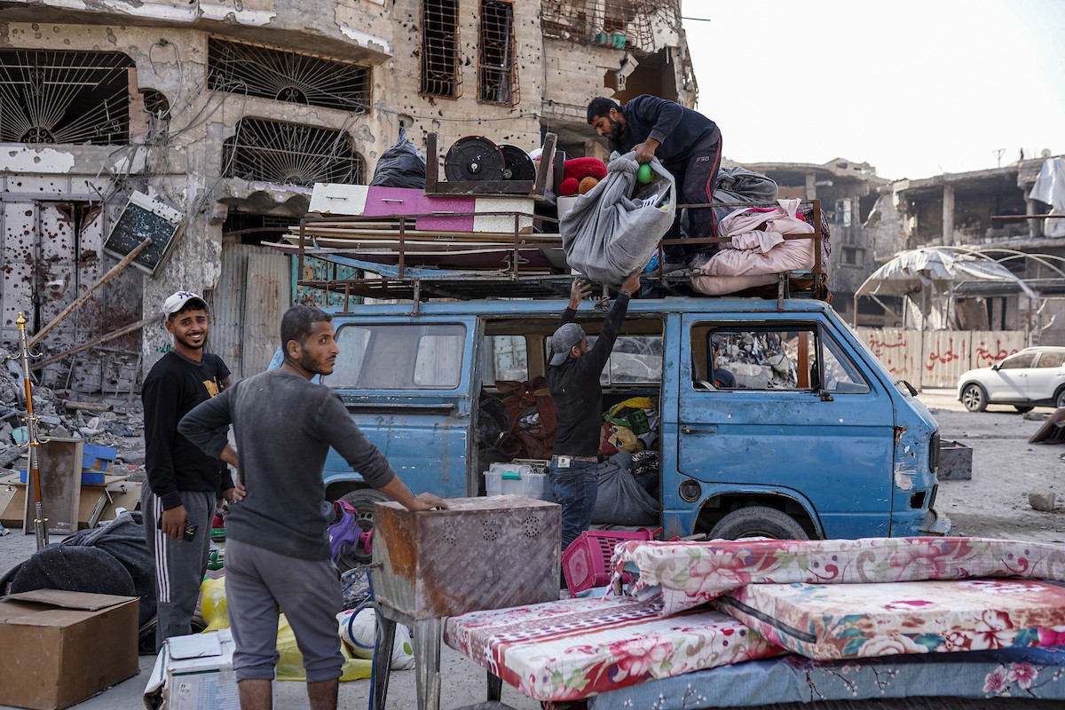 عائلات فلسطينية تتجه نحو مناطق تعتبرها أكثر أمانًا حاملة معها كل ما تستطيع حمله من أمتعة (4).jpg