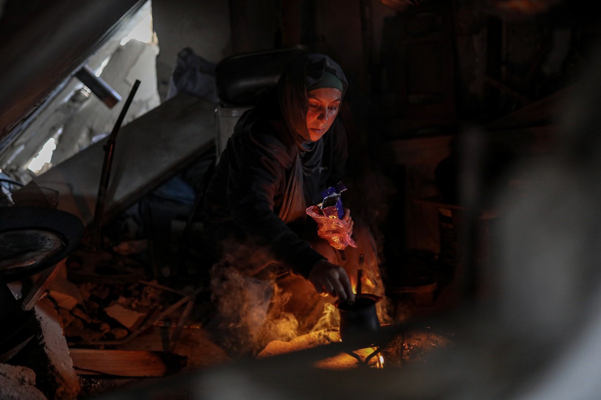 عائلة محمد حلاوة الفلسطينية تستأنف حياتها وسط ركام منزلها المدمر في جباليا (17).jpg