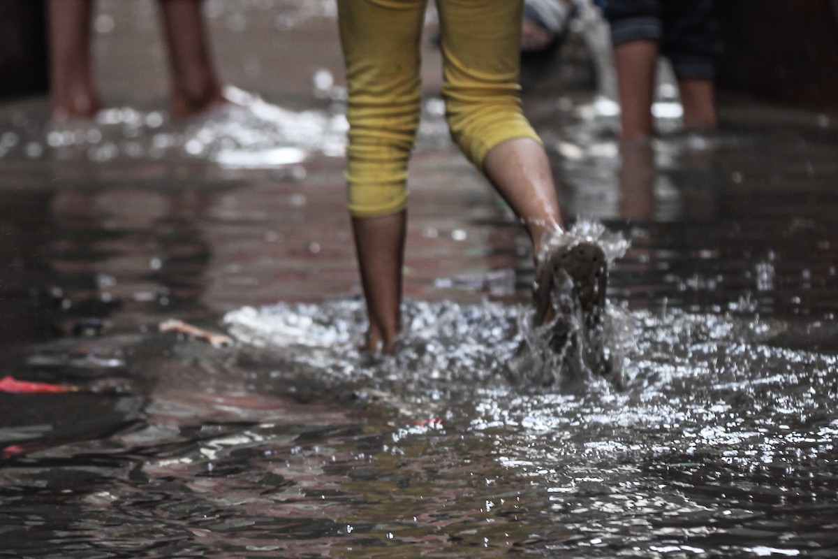 أغرقت الأمطار الغزيرة العديد من خيام النازحين الفلسطينيين في مخيم البريج، وسط قطاع غزة، في 25 نوفمبرتشرين ا (8).jpg