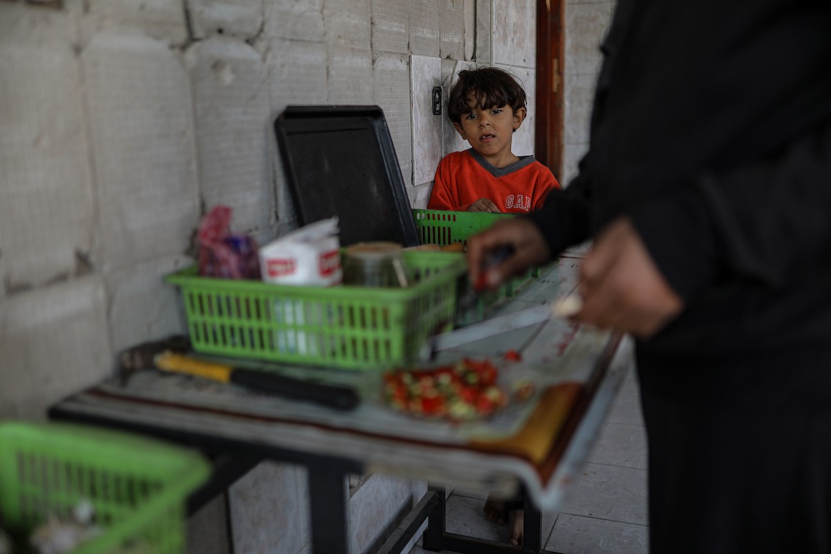 عائلة محمد حلاوة الفلسطينية تستأنف حياتها وسط ركام منزلها المدمر في جباليا (9).jpg