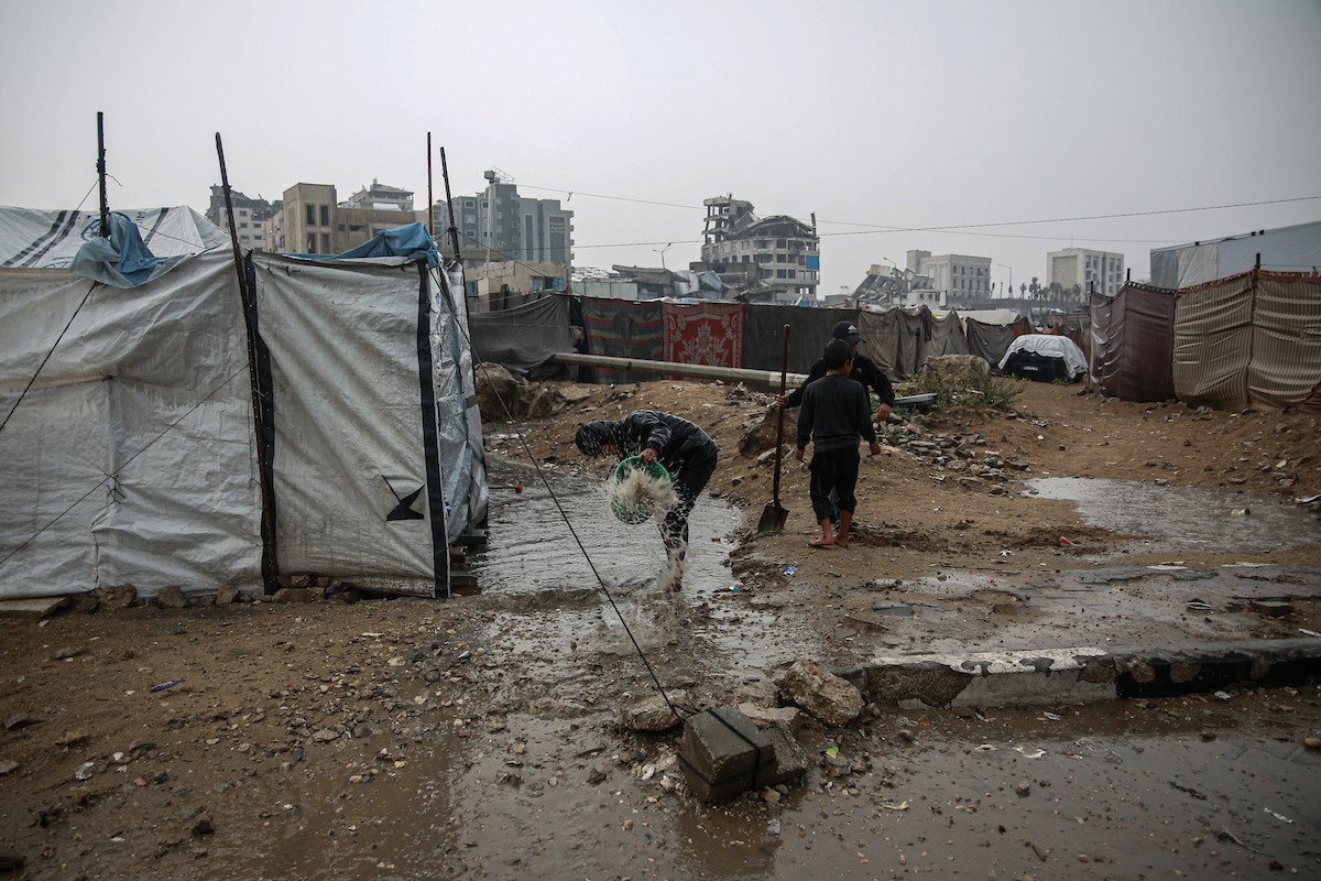 منظر لخيام النازحين في ميناء غزة بعد أن غمرتها مياه الأمطار، مخلفةً بركًا من الماء والطين في أنحاء مدينة غزة، 14 نوفمبر/تشرين الثاني 2025