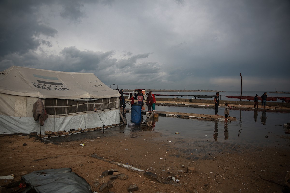 منظر لخيام النازحين في ميناء غزة بعد أن غمرتها مياه الأمطار، مخلفةً بركًا من الماء والطين في أنحاء مدينة غزة، 14 نوفمبر/تشرين الثاني 2025