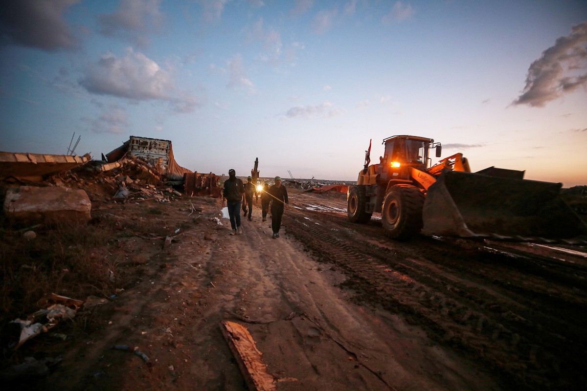 عمليات البحث لاستعادة جثث الرهائن الإسرائيليين كجزء من اتفاق وقف إطلاق النار وتبادل الأسرى بين حماس وإسرائيل (8).jpg