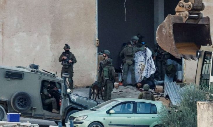 مشاهد صادمة تُظهر جنودا من جيش الاحتلال وهم يطلقون الرصاص مباشرة على شابين أمام أحد المنازل في مدينة جنين.jpg