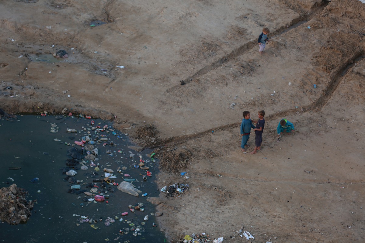 منظر عام للمنطقة حيث تواجه الأسر الفلسطينية النازحة التي تعيش في خيام مؤقتة بالقرب من مدينة الزوايدة في وسط قطاع غزة