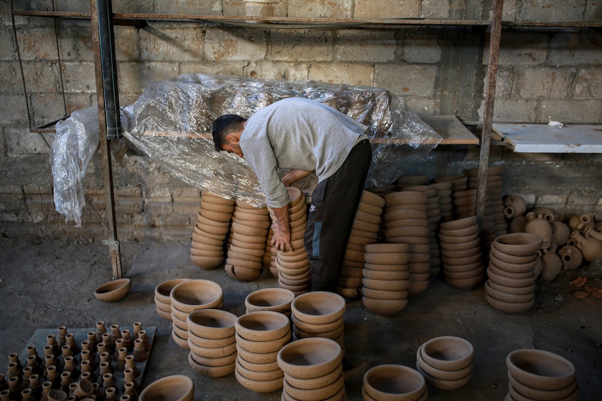 يعمل حرفيو الفخار الفلسطينيون في ورشتهم الصغيرة، حيث يُنتجون أدوات منزلية وأدوات مائدة باستخدام (32).jpg