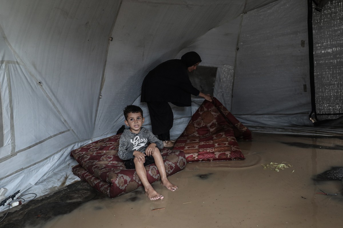 أغرقت الأمطار الغزيرة العديد من خيام النازحين الفلسطينيين في مخيم البريج، وسط قطاع غزة، في 25 نوفمبرتشرين ا (3).jpg