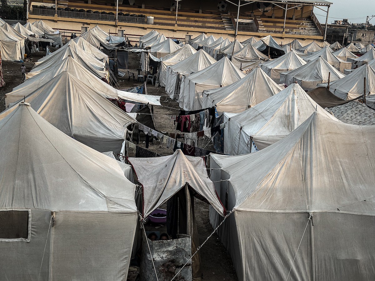 النازحون الفلسطينيون يكافحون للتكيف مع ظروف معيشية قاسية ونقص حاد في الخدمات الأساسية (5).jpg