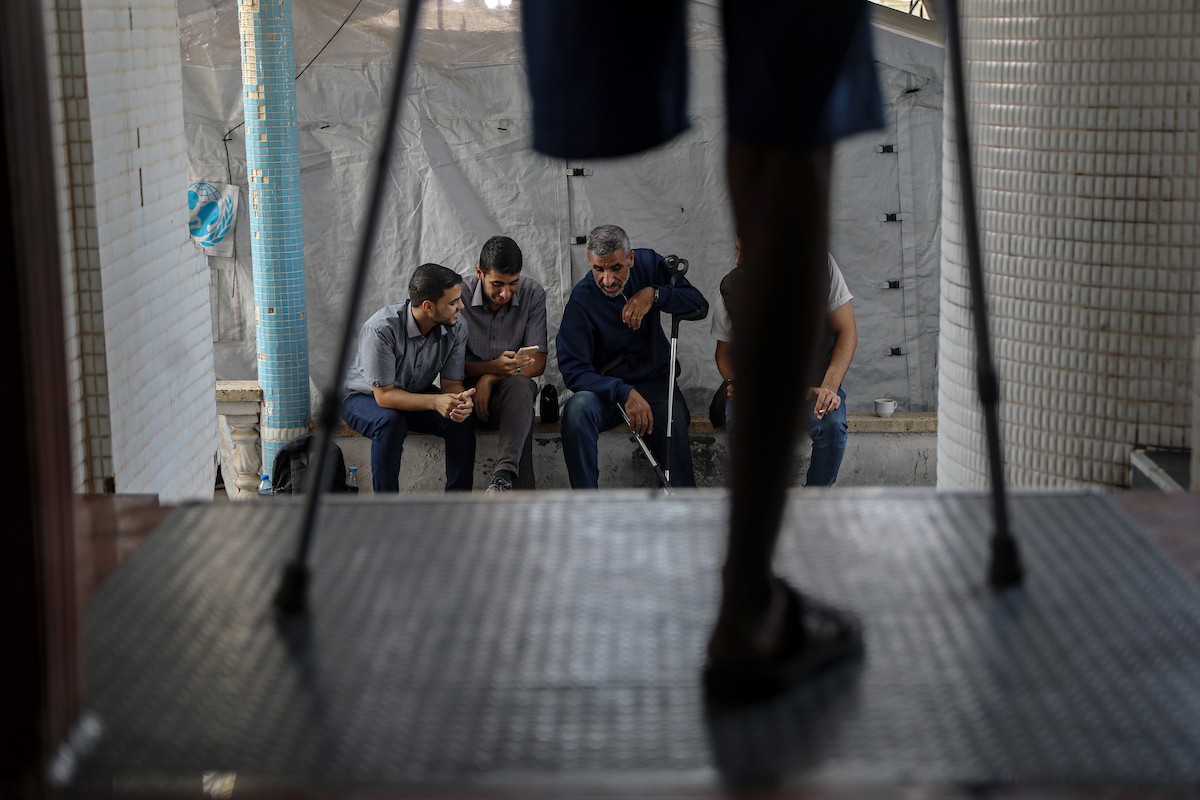 فلسطينيون، بينهم أطفال، يتلقون جلسات تأهيل باستخدام أطراف صناعية في مستشفى حمد للتأهيل بمنطقة (11).jpg