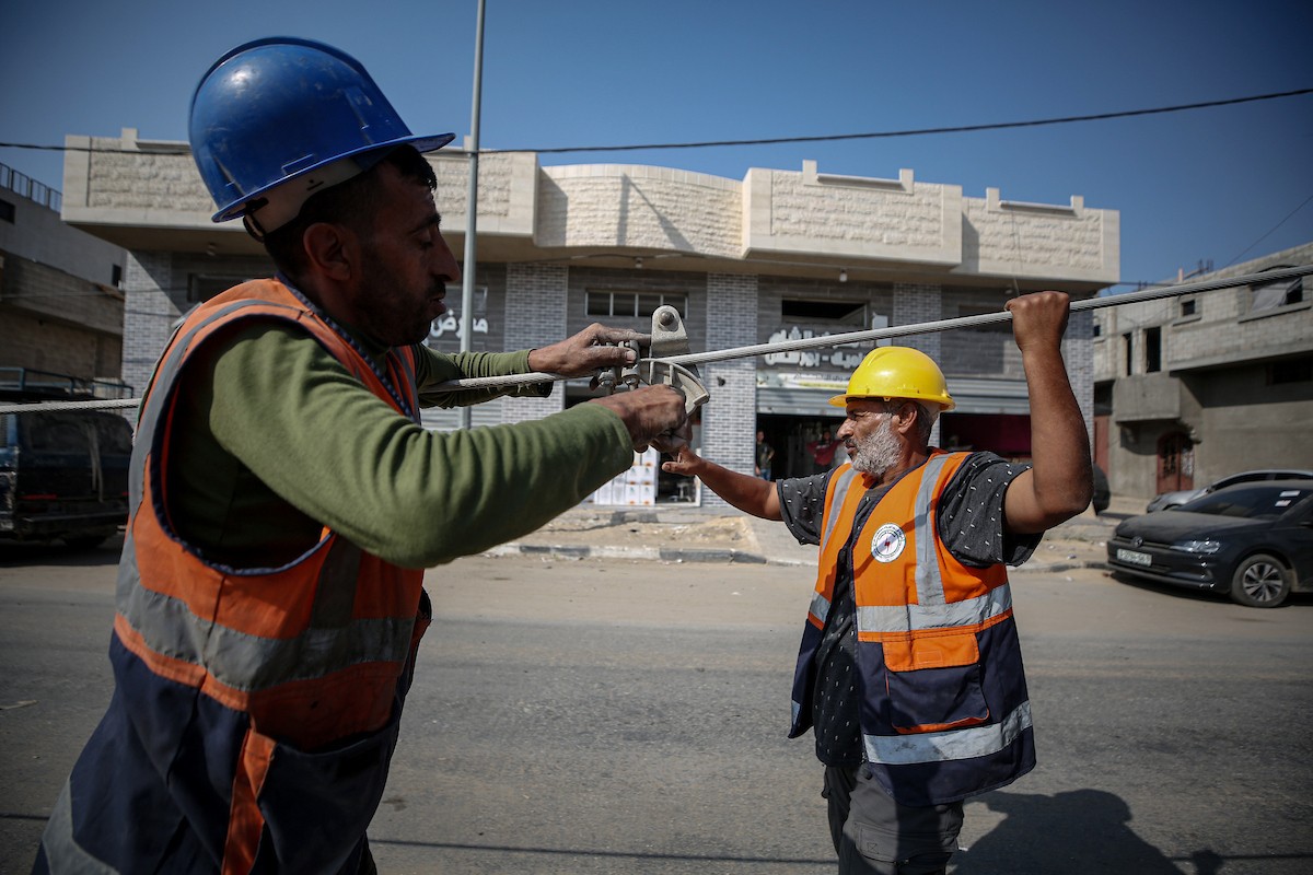 فرق من شركة الكهرباء تبدأ أعمال الصيانة والإصلاح لخطوط الكهرباء المتضررة في دير البلح وسط قطاع غزة (16).jpg